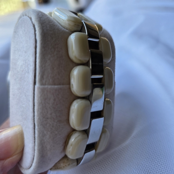 Michael KorsMichael Kors Round Silver and White Horn Watch, 43mm - Picture 5 of 10